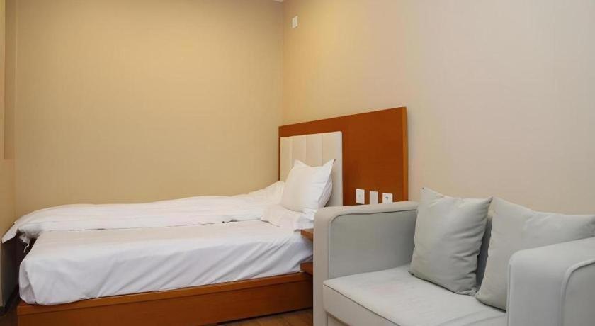 Beijing Yi Jia Hotel Exterior photo